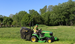Zakład Zieleni Miejskiej z nowym traktorem (link otworzy duże zdjęcie)
