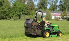 Zakład Zieleni Miejskiej z nowym traktorem (link otworzy duże zdjęcie)