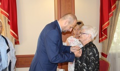 Odznaczenia Stowarzyszenia Dzieci Wojny (link otworzy duże zdjęcie)