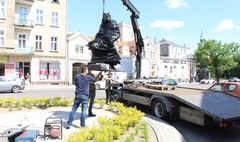 Zdjęcie montażu pomnika Bolesława Śmiałego (link otworzy duże zdjęcie)