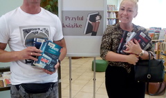 Warto przytulić książkę (link otworzy duże zdjęcie)