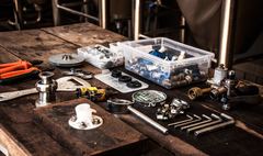 Zdjęcie stołu z narzędziami hydraulicznymi. Autor zdjęcia: Wesley Caribe/Unsplash (licencja CC0)