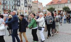 Seniorzy bawiący się na gnieźnieńskim Rynku