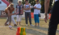 Seniorzy na Strefie Kibica (link otworzy duże zdjęcie)