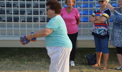 Seniorzy na Strefie Kibica (link otworzy duże zdjęcie)