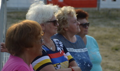 Seniorzy na Strefie Kibica (link otworzy duże zdjęcie)