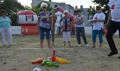 Seniorzy na Strefie Kibica (link otworzy duże zdjęcie)