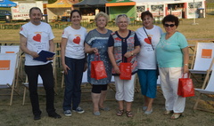 Seniorzy na Strefie Kibica (link otworzy duże zdjęcie)