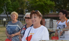 Seniorzy na Strefie Kibica (link otworzy duże zdjęcie)