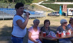 Seniorzy na Strefie Kibica (link otworzy duże zdjęcie)