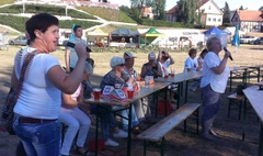 Seniorzy na Strefie Kibica (link otworzy duże zdjęcie)