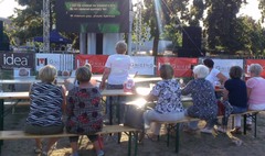 Seniorzy na Strefie Kibica (link otworzy duże zdjęcie)