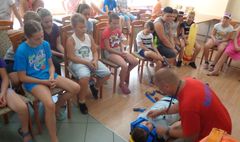 Pokazy pierwszej pomocy dla półkolonistów GOSiR (link otworzy duże zdjęcie)