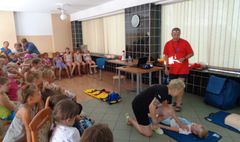 Pokazy pierwszej pomocy dla półkolonistów GOSiR (link otworzy duże zdjęcie)