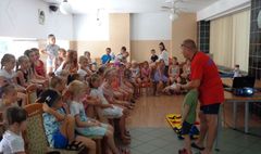 Pokazy pierwszej pomocy dla półkolonistów GOSiR (link otworzy duże zdjęcie)