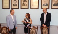 Medal dla wiceprezes Klubu Nauczycieli Polskich i Polonijnych (link otworzy duże zdjęcie)