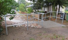 Schody przy ul. Strumykowej (link otworzy duże zdjęcie)