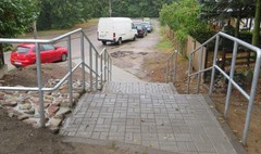 Schody przy ul. Strumykowej (link otworzy duże zdjęcie)