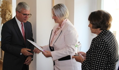 Nowo posadzony dąb symbolem współpracy z Polonią (link otworzy duże zdjęcie)