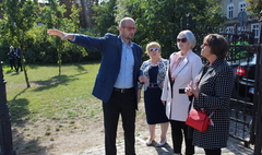 Nowo posadzony dąb symbolem współpracy z Polonią (link otworzy duże zdjęcie)