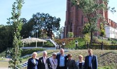 Nowo posadzony dąb symbolem współpracy z Polonią (link otworzy duże zdjęcie)