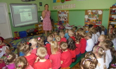 Żużlowcy odwiedzili przedszkolaków (link otworzy duże zdjęcie)