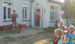 Żużlowcy odwiedzili przedszkolaków (link otworzy duże zdjęcie)