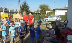 Żużlowcy odwiedzili przedszkolaków (link otworzy duże zdjęcie)