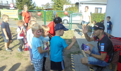 Żużlowcy odwiedzili przedszkolaków (link otworzy duże zdjęcie)