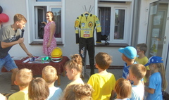 Żużlowcy odwiedzili przedszkolaków (link otworzy duże zdjęcie)