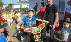 Żużlowcy odwiedzili przedszkolaków (link otworzy duże zdjęcie)