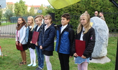 Uczniowie SP5 kolejnymi strażnikami Dębu Wolności (link otworzy duże zdjęcie)
