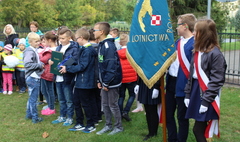 Uczniowie SP5 kolejnymi strażnikami Dębu Wolności (link otworzy duże zdjęcie)