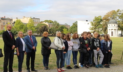 Uczniowie SP5 kolejnymi strażnikami Dębu Wolności (link otworzy duże zdjęcie)