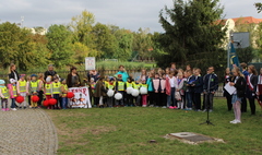 Uczniowie SP5 kolejnymi strażnikami Dębu Wolności (link otworzy duże zdjęcie)