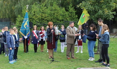Uczniowie SP5 kolejnymi strażnikami Dębu Wolności (link otworzy duże zdjęcie)