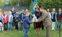 Uczniowie SP5 kolejnymi strażnikami Dębu Wolności (link otworzy duże zdjęcie)