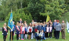 Uczniowie SP5 kolejnymi strażnikami Dębu Wolności (link otworzy duże zdjęcie)