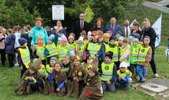 Uczniowie SP5 kolejnymi strażnikami Dębu Wolności (link otworzy duże zdjęcie)