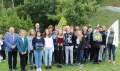 Uczniowie SP5 kolejnymi strażnikami Dębu Wolności (link otworzy duże zdjęcie)