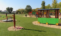 Nowy plac zabaw na os. Ustronie (link otworzy duże zdjęcie)