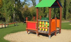 Nowy plac zabaw na os. Ustronie (link otworzy duże zdjęcie)