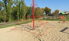 Nowy plac zabaw na os. Ustronie (link otworzy duże zdjęcie)
