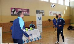 Piłkarze Mieszka w przedszkolu i szkole