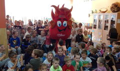 PEC czyta dzieciom w SP 10 (link otworzy duże zdjęcie)