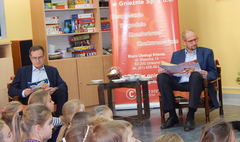 PEC czyta dzieciom w SP 10 (link otworzy duże zdjęcie)