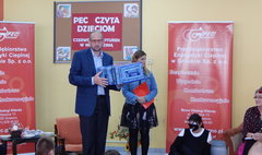 PEC czyta dzieciom w SP 10 (link otworzy duże zdjęcie)