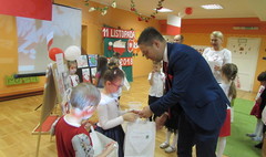 Mali Przyrodnicy pamiętali o Święcie Niepodległości (link otworzy duże zdjęcie)