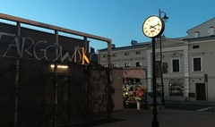 Stylowy zegar na Targowisku