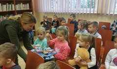 Misie czytają z dziećmi (link otworzy duże zdjęcie)